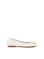 Baleriny - Białe skórzane baleriny zdobione metalową broszką - miniaturka - grafika 1