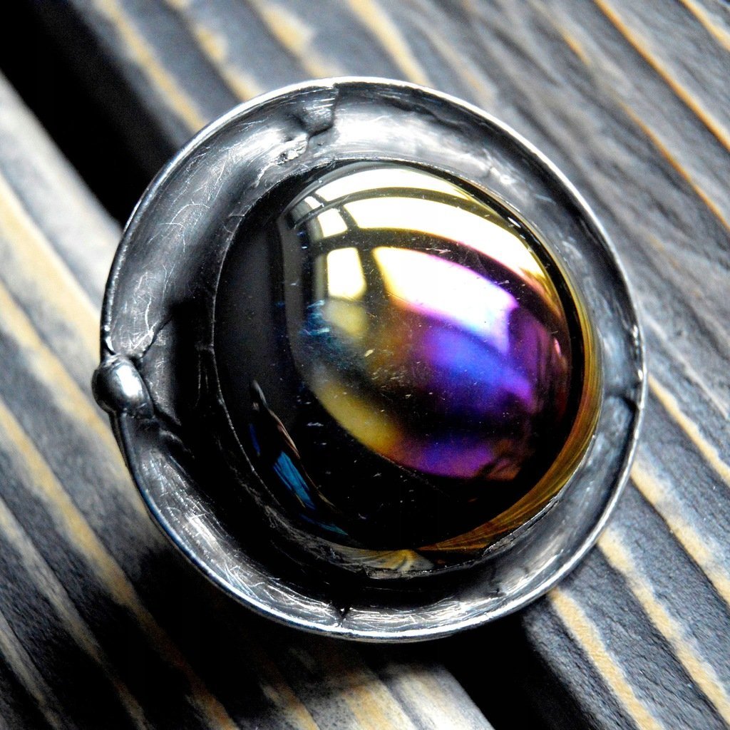 Okazały duży czarny iryzowany - regulowany pierścionek witrażowy