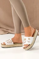 Klapki i japonki damskie - Białe klapki damskie espadryle na platformie szeroki pasek ze złotymi ozdobami kwiaty cyrkonie Carla 2416-3 - miniaturka - grafika 1