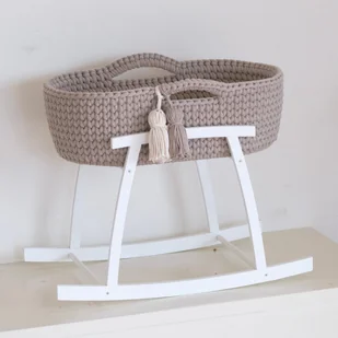 Kołyska dla lalki- Kosz Mojżesza (PERŁOWY) z materacem, pościelą, frędzlami + drewniana podstawa biała - Domki dla lalek - miniaturka - grafika 1