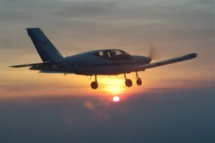 Nocny lot samolotem dla przyjaciół w Przasnyszu - Czasopisma - miniaturka - grafika 1