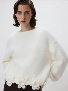 Reserved - Sweter z kwiatową aplikacją - złamana biel - Swetry damskie - miniaturka - grafika 1