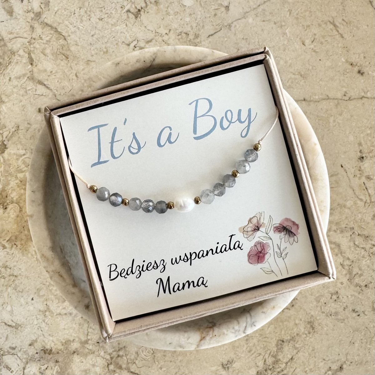 Bransoletka dla przyszłej mamy „It’s a Boy” – perła, kamień księżycowy, symbol kobiecości i macierzyństwa
