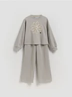 Spodnie i spodenki dla dziewczynek - Reserved - Bawełniany komplet - jasnoszary - miniaturka - grafika 1