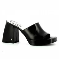 Klapki i japonki damskie - Czarne klapki na obcasie CARINII - Carinii - miniaturka - grafika 1