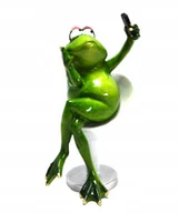 Figurki dekoracyjne - ŚMIESZNA FIGURKA ZIELONEJ ŻABY NA KRZEŚLE ROBIĄCEJ SOBIE SELFIE - miniaturka - grafika 1