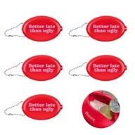 Portfele - Fisura – Owalna portmonetka z gumy “Better late” w kolorze różowym. Retro portfel z łańcuszkiem, kompaktowy unisex portfel kieszonkowy, zabawny prezent. 5 sztuk. - miniaturka - grafika 1