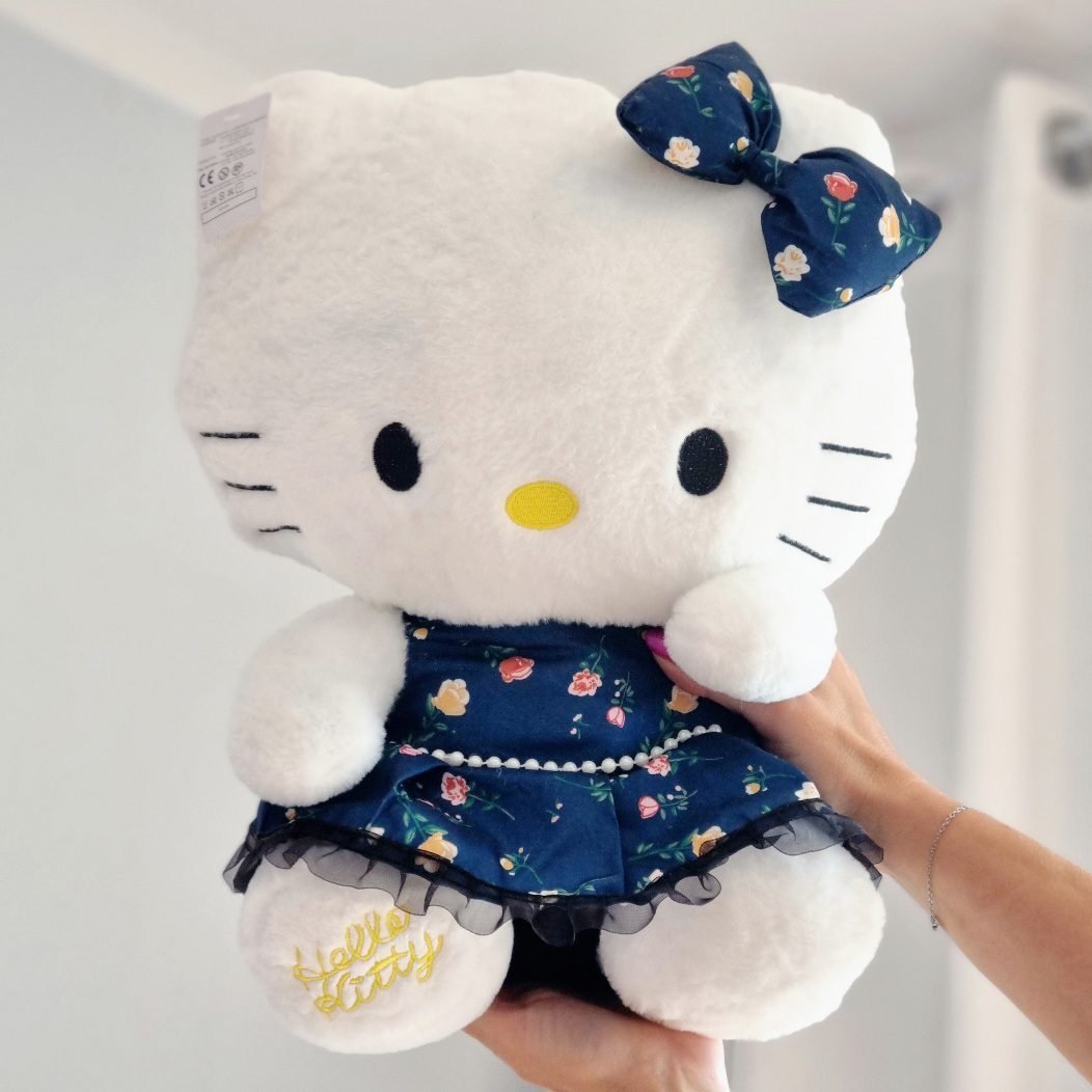 Maskotka pluszak DUŻA Hello Kitty w granatowej sukience 40 cm