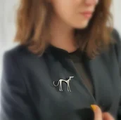 Broszki - Broszka srebrna - Czarny Chart - miniaturka - grafika 1