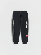 Spodnie i spodenki dla chłopców - Reserved - Spodnie jogger NASA - czarny - miniaturka - grafika 1