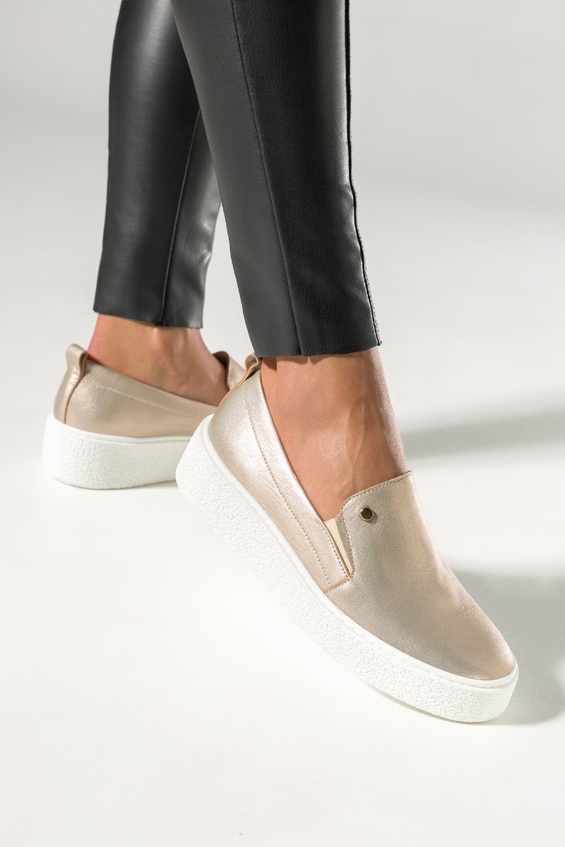 Złote półbuty skórzane damskie slip on na platformie PRODUKT POLSKI Casu 2814-708-40