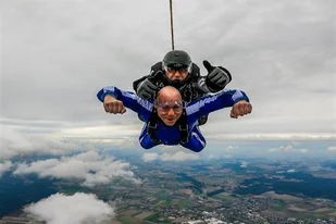 Skok spadochronowy w tandemie Leszno - Czasopisma - miniaturka - grafika 1