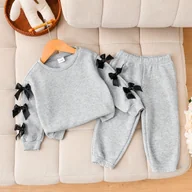 Spodnie i spodenki dla dziewczynek - TEMU Dziewczęcy Zestaw Długich Spodni i Uroczy Casualowy Strój z Jasnoszarym Bluźnikiem z Kapturem i Czarną Kokardą na Rękawach oraz Pasującymi - miniaturka - grafika 1