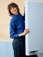 Swetry damskie - Niebieski sweter z plecioną fakturą - miniaturka - grafika 1