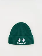 Czapki dla dzieci - Reserved - Dzianinowa czapka z haftem - ciemnozielony - miniaturka - grafika 1
