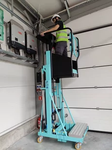 Podnośnik osobowy (udźwig: 140 kg, wymiary platformy: 48x69 cm, maks. wysokość robocza: 482 cm) 00081565 - Wózki magazynowe - miniaturka - grafika 14