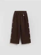 Spodnie i spodenki dla dziewczynek - Reserved - Spodnie dresowe z brelokiem - ciemnobrązowy - miniaturka - grafika 1