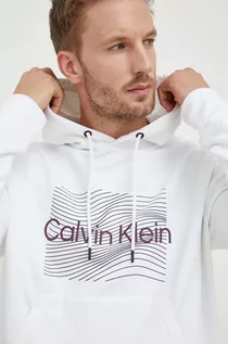 Bluzy męskie - Calvin Klein bluza bawełniana męska kolor biały z kapturem z nadrukiem - grafika 1
