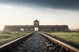 Zwiedzanie Auschwitz - Kraków - Czasopisma - miniaturka - grafika 1