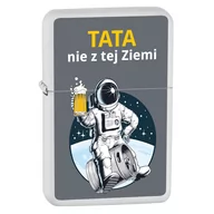 Trafika - Tasman, zapalniczka benzynowa, Tata nie z tej Ziemi - miniaturka - grafika 1