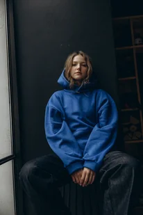 Bluza z kapturem, kobaltowa niebieska - Bluzy damskie - miniaturka - grafika 1