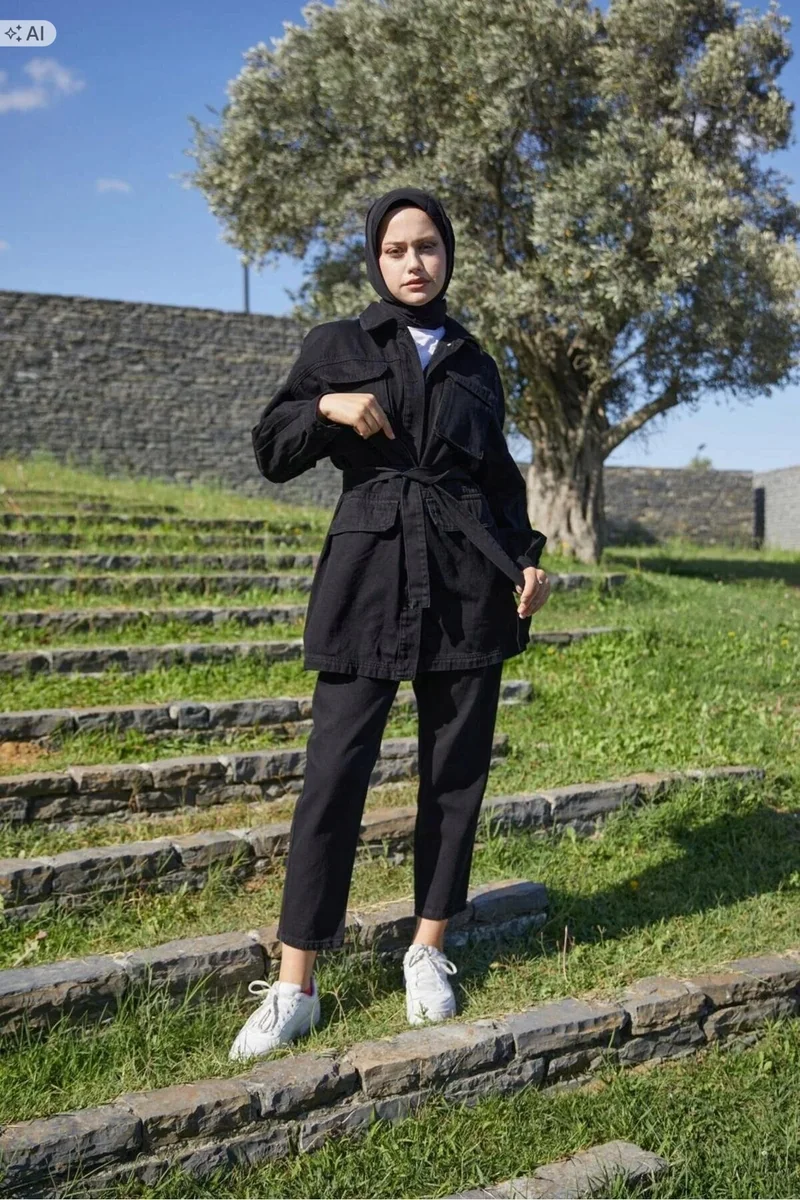CZARNA PIKOWANA KURTKA DAMSKA Z PASKIEM OVERSIZE 5IA