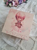 Pamiątka Chrztu Świętego - KUFEREK miś w baloniku pojemnik drewniany metryczka urodzenia - miniaturka - grafika 1