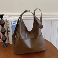 Torebki damskie - Skórzana torba na ramię z kieszeniami - Brązowy - miniaturka - grafika 1