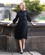 Spódnice - Elegancka spódnica plisowana midi czarna - miniaturka - grafika 1