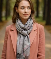 Apaszki i szaliki damskie - Szal damski z motywem drobnych kwiatów frędzle - miniaturka - grafika 1