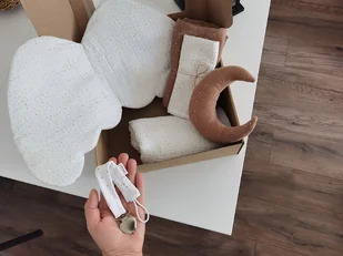 Personalizowany zestaw (koc, poduszka, pieluszki, zawieszka, maskotka) - Pamiątka Chrztu Świętego - miniaturka - grafika 1