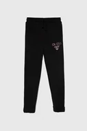 Spodnie i spodenki dla dziewczynek - Guess spodnie dresowe bawełniane dziecięce kolor czarny z nadrukiem - miniaturka - grafika 1