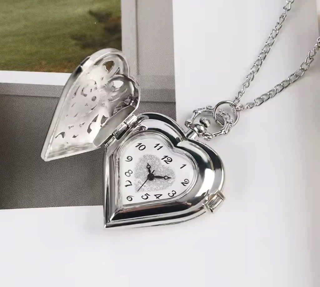 Naszyjnik wisiorek z Serduszkiem z Zegarem Zegarkiem Serce Serduszko Zegar