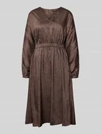 Sukienki - Sukienka o długości do kolan z dekoltem w serek model ‘DAKOTA’ - miniaturka - grafika 1