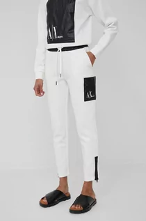 Spodnie damskie - Armani Exchange Armani Exchange spodnie dresowe damskie kolor biały z aplikacją - grafika 1