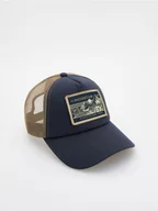 Czapki męskie - Reserved - Czapka trucker z naszywką - granatowy - miniaturka - grafika 1