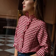 Koszule damskie - TEMU 1 szt. Elegancka Damska Bluzka w Czerwono-Białą Kratę z Długim Rękawem, Kołnierzykiem z Falbanką i Stojącym Kołnierzem - Luźna Koszula na Guziki - miniaturka - grafika 1