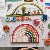 Zabawki sensoryczne - Drewniana wysypywanka sensoryczna Tęcza Montessori - miniaturka - grafika 1