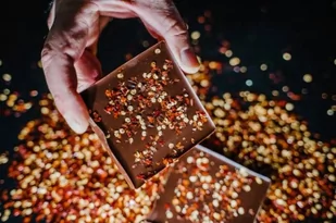 Czekolada ciemna Karmello dekorowana kruszonymi papryczkami chilli 50g - Czekolada - miniaturka - grafika 2