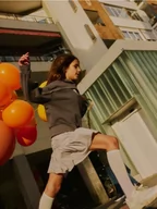 Bluzki dla dziewczynek - Reserved - Bluza z ozdobnym wycięciem - ciemnoszary - miniaturka - grafika 1