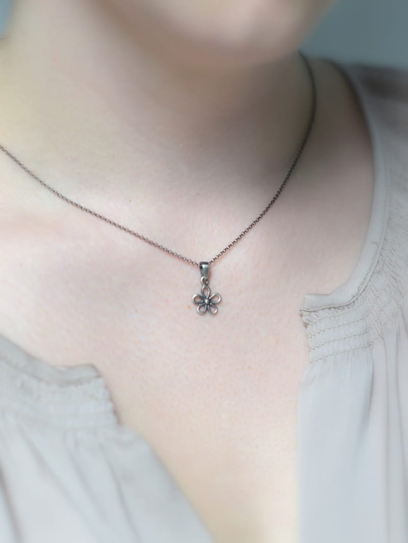 Zawieszka srebrna oksydowana- Ażurowy kwiatuszek