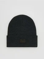 Czapki męskie - Reserved - Czapka beanie z naszywką - ciemnoszary - miniaturka - grafika 1
