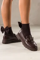 Mokasyny damskie - Czekoladowe mokasyny damskie półbuty na bieżnikowanej podeszwie brązowa ozdoba Carla Q8078 - miniaturka - grafika 1