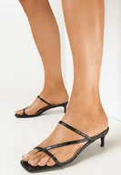 Klapki i japonki damskie - Czarne Klapki na Niskiej Szpilce z Cienkimi Paseczkami Xandra - miniaturka - grafika 1