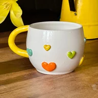 Kubki - Kubek ceramiczny z kolorowymi serduszkami i żółtym uchwytem - miniaturka - grafika 1