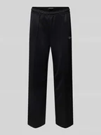 Spodnie męskie - Spodnie sportowe z elastycznym pasem i wyhaftowanym logo - miniaturka - grafika 1