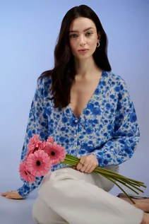 Swetry damskie - Stylowy kardigan w niebieskie kwiaty - Greenpoint - grafika 1