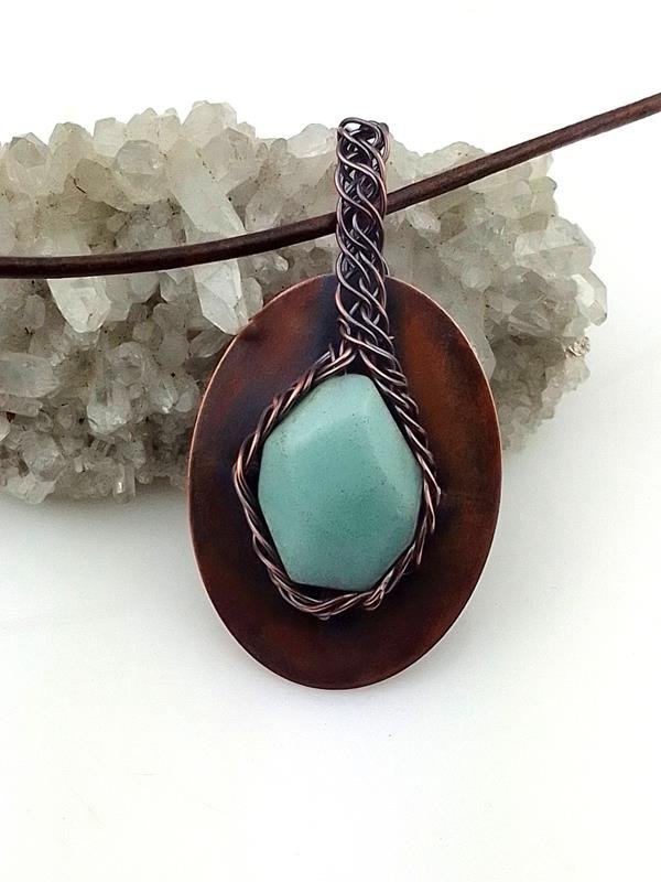 Wisiorek miedziany (5.5x3 cm) z amazonitem, rzemyk naturalny 47 plus 5 cm, waga 13 gram, rękodzieło