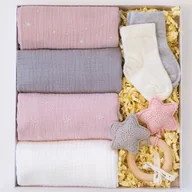 Pieluchy - Zestaw prezentowy dla niemowląt Wyprawka dla noworodka Prezent Baby Shower Pieluszki, Grzechotka, Skarpety - miniaturka - grafika 1