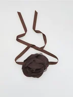 Moda i Uroda OUTLET - Reserved - Wiązany choker z kwiatem - ciemnobrązowy - miniaturka - grafika 1